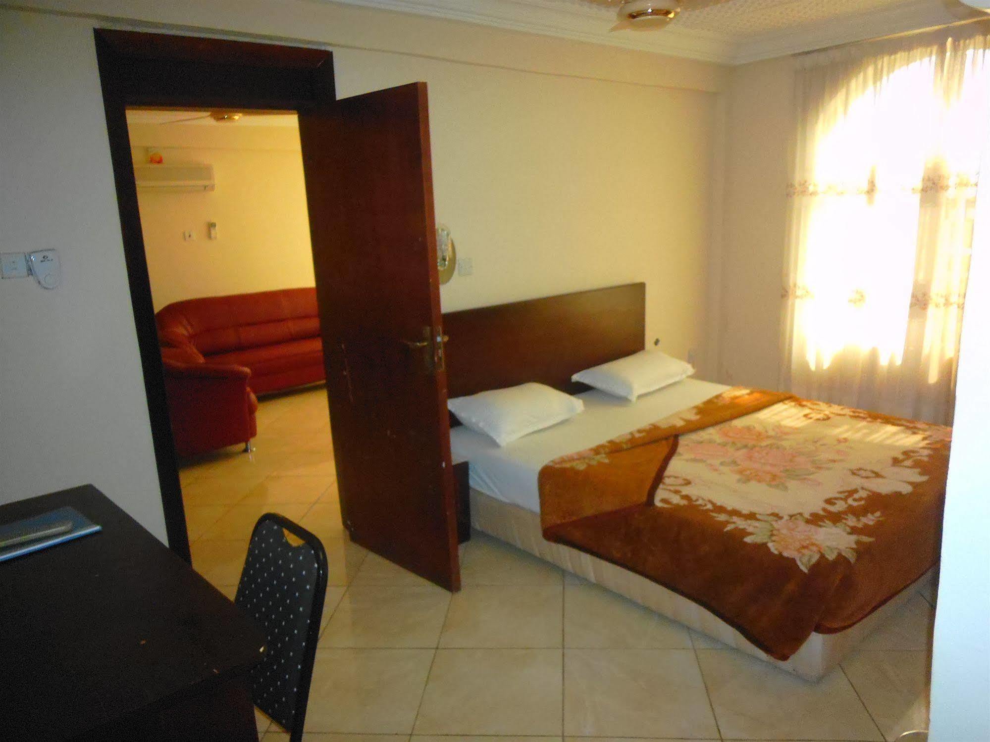 Wadoma Royale Hotel Кумаси Экстерьер фото